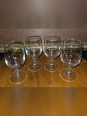 Clear Glass Goblet Set of 4 - Elegant Stemware for Dining
